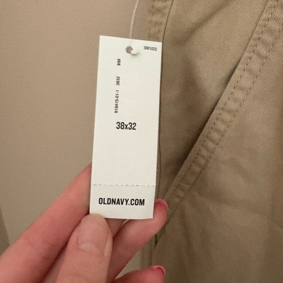 Old Navy Tan Cargo Pants with Straight Leg Design Size 38X32 NWTs - Picture 3 of 4